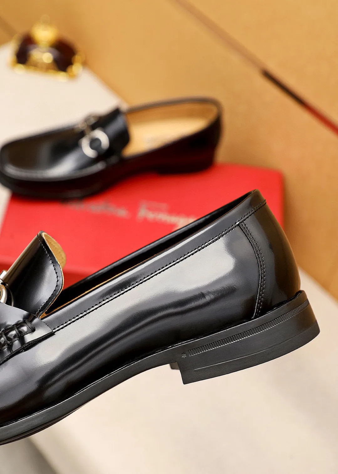 Men's shoes 💰460 💐 Product trademark: Ferragamo "Ferragamo" casual leather shoes Regular size: 38-44 (45.46🉑️customized) Product materials: Selected imported first-layer open-edge beaded cowhide leather upper + luxury hardware buckle, imported water-dyed cowhide leather lining. Strong three-dimensional visual effect, original rubber outsole Color: 1⃣️color optional